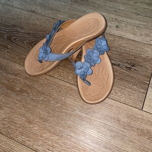 b.o.c. Born Concept Hensley sandals. T boasts flower his pair features floral